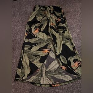 Woman floral skirt zip on the side . Size Medium
